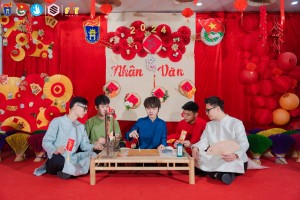 HÌNH ẢNH NAM SINH USSH GRALENT TRONG TÀ ÁO DÀI TRUYỀN THỐNG