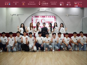 Các thí sinh cùng huấn luyện viên hình thể Nguyễn Lê Ngọc Hà