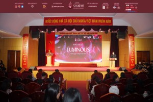 Không khí tại Vòng Bán kết hiện tại đang nóng hơn bao giờ hết khi phần thi trình diễn Into the Spotlight đang diễn ra.