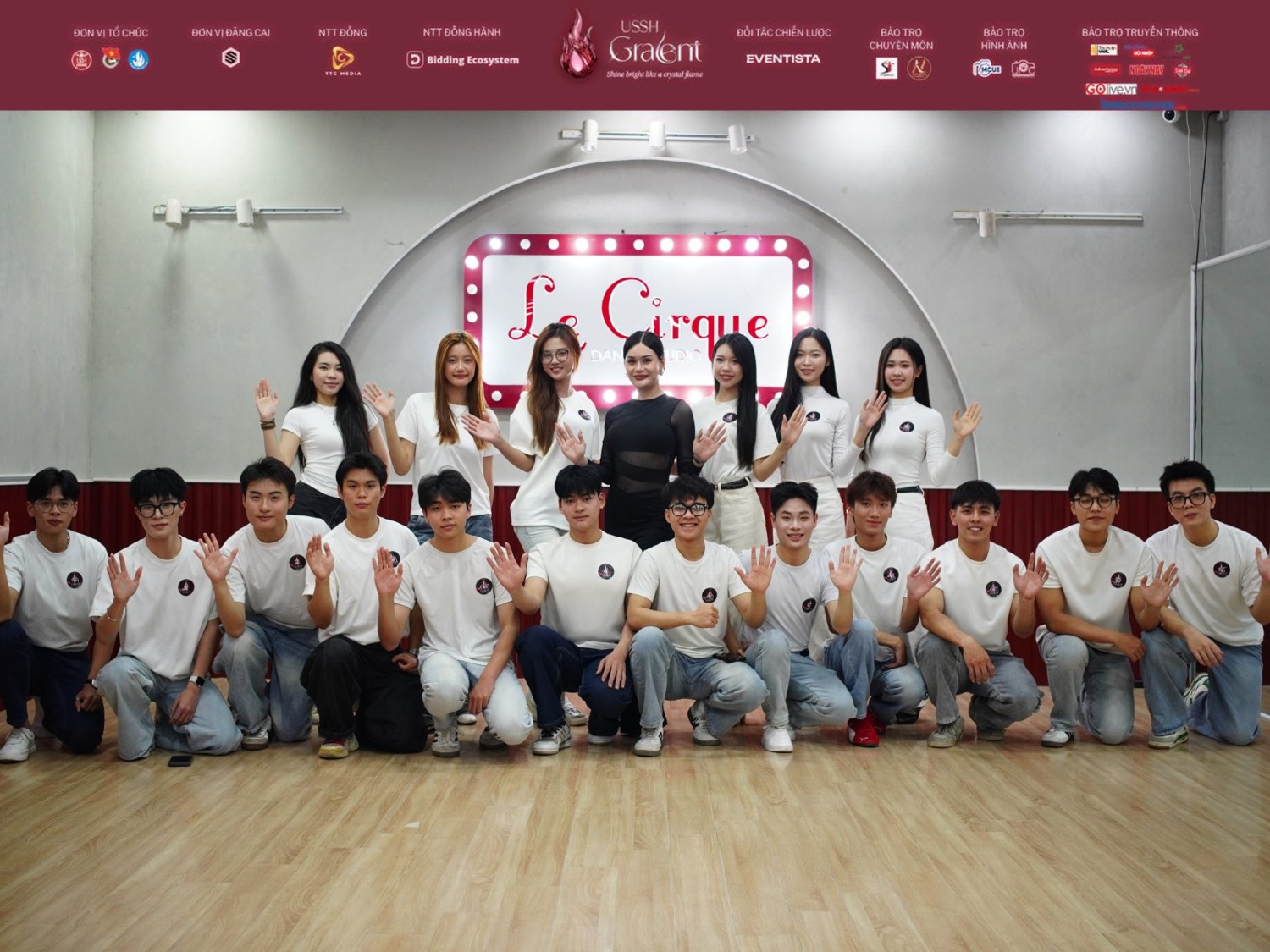 Các thí sinh cùng huấn luyện viên hình thể Nguyễn Lê Ngọc Hà