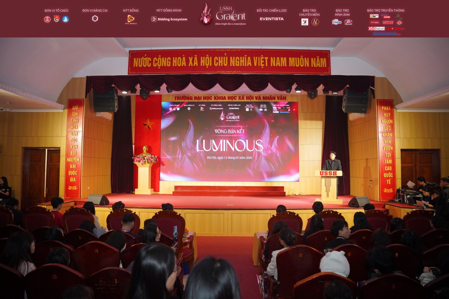 Không khí tại Vòng Bán kết hiện tại đang nóng hơn bao giờ hết khi phần thi trình diễn Into the Spotlight đang diễn ra.